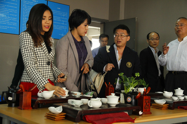 参观茶艺实验室 新闻中心摄.jpg