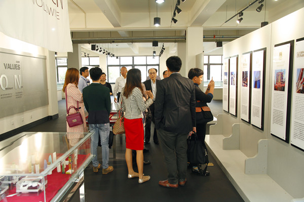参观我院博物馆 新闻中心摄.jpg