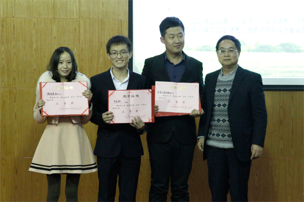 11、银杏酒店管理学院副院长陈进忠(右一)为二等奖获奖选手颁奖.jpg