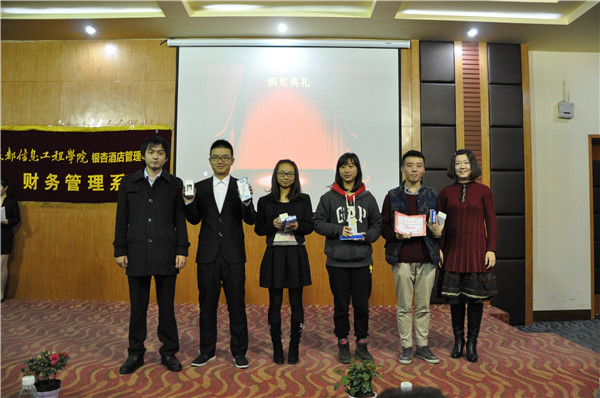 嘉宾为获奖方队颁奖 (2).jpg