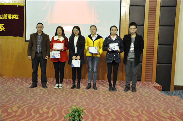 嘉宾为获奖方队颁奖 (3).jpg