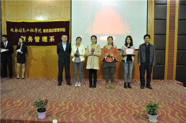 嘉宾为获奖方队颁奖 (6).jpg