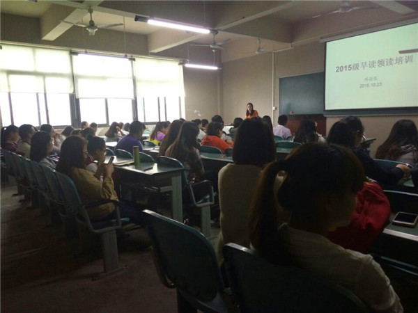 外语系潘秀梅老师为各系早读领读员进行培训.jpg