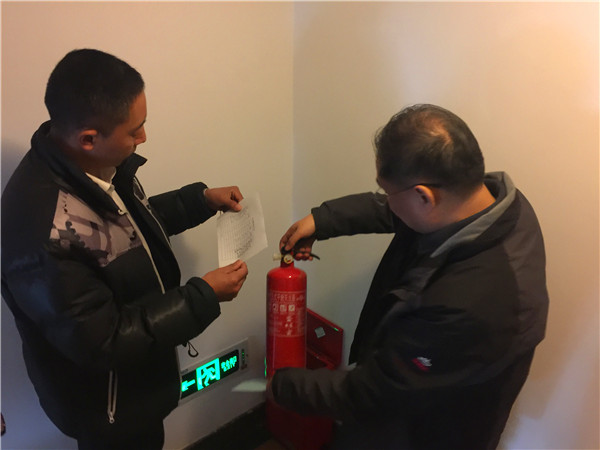 韩勇秘书长在检查消防设施.jpg