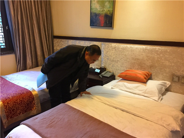 韩勇秘书长在检查客房.jpg