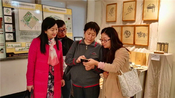 参观中(左一 艺术系万萱主任,右二 李建华会长.jpg