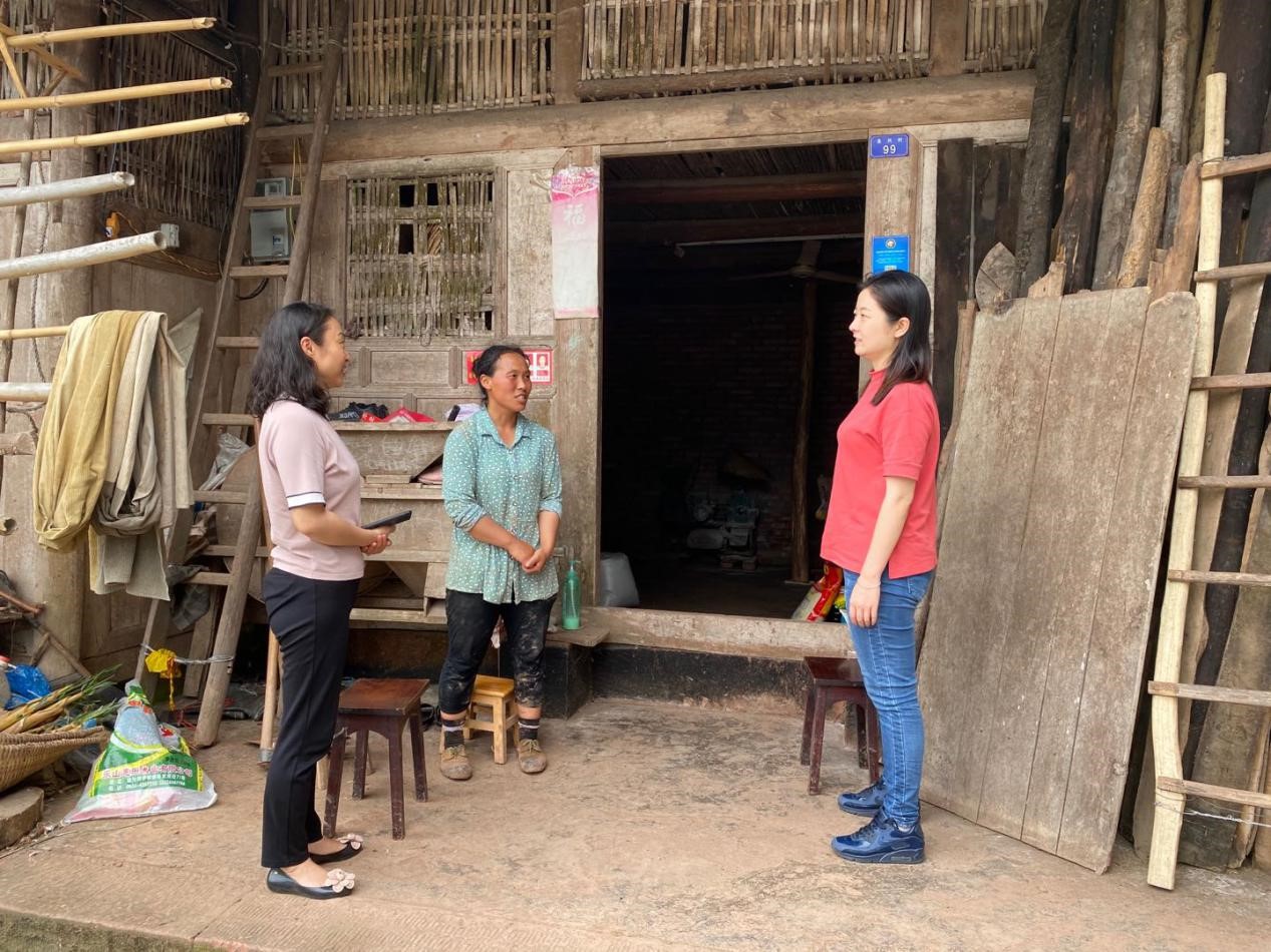 走进贫困户.jpg