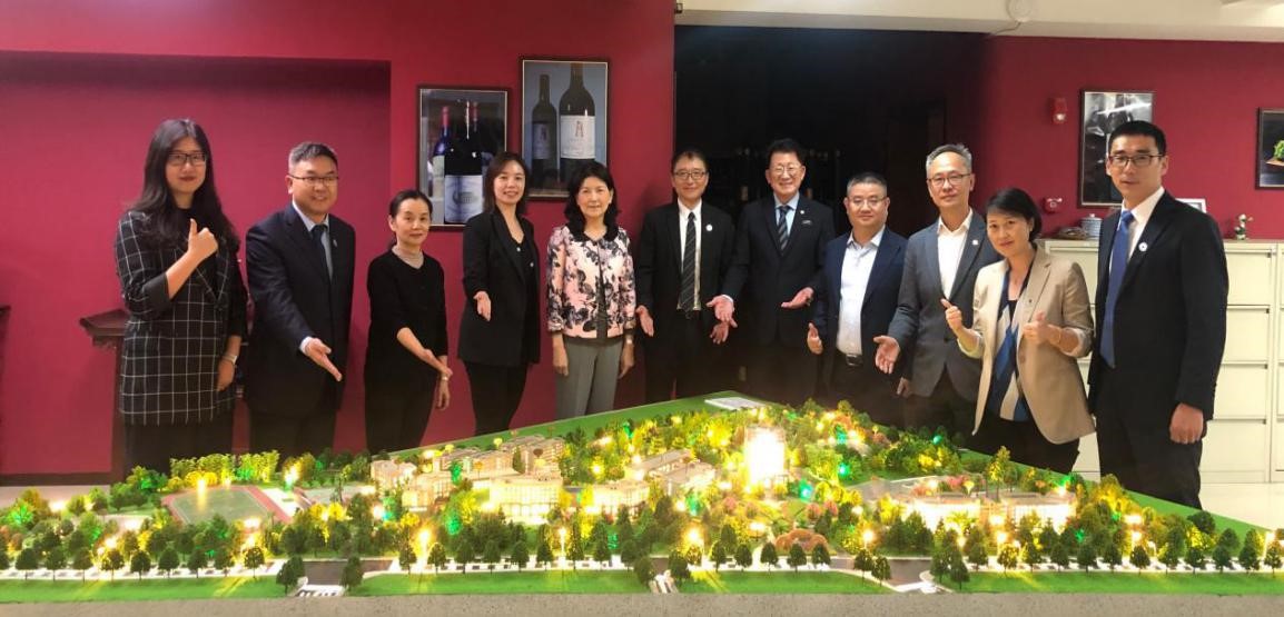 SHTM院长Kaye Chon教授(右五)一行与学院领导在南溪校区沙盘前合影.jpg