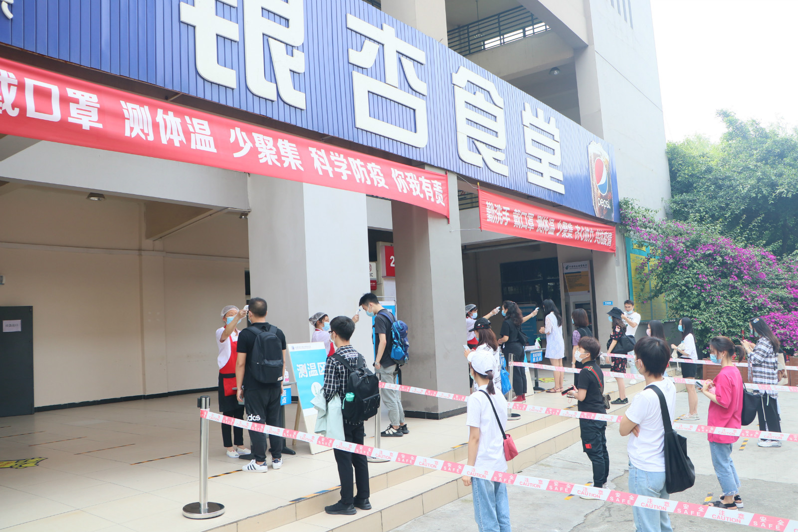 3排队测温_meitu_16.jpg