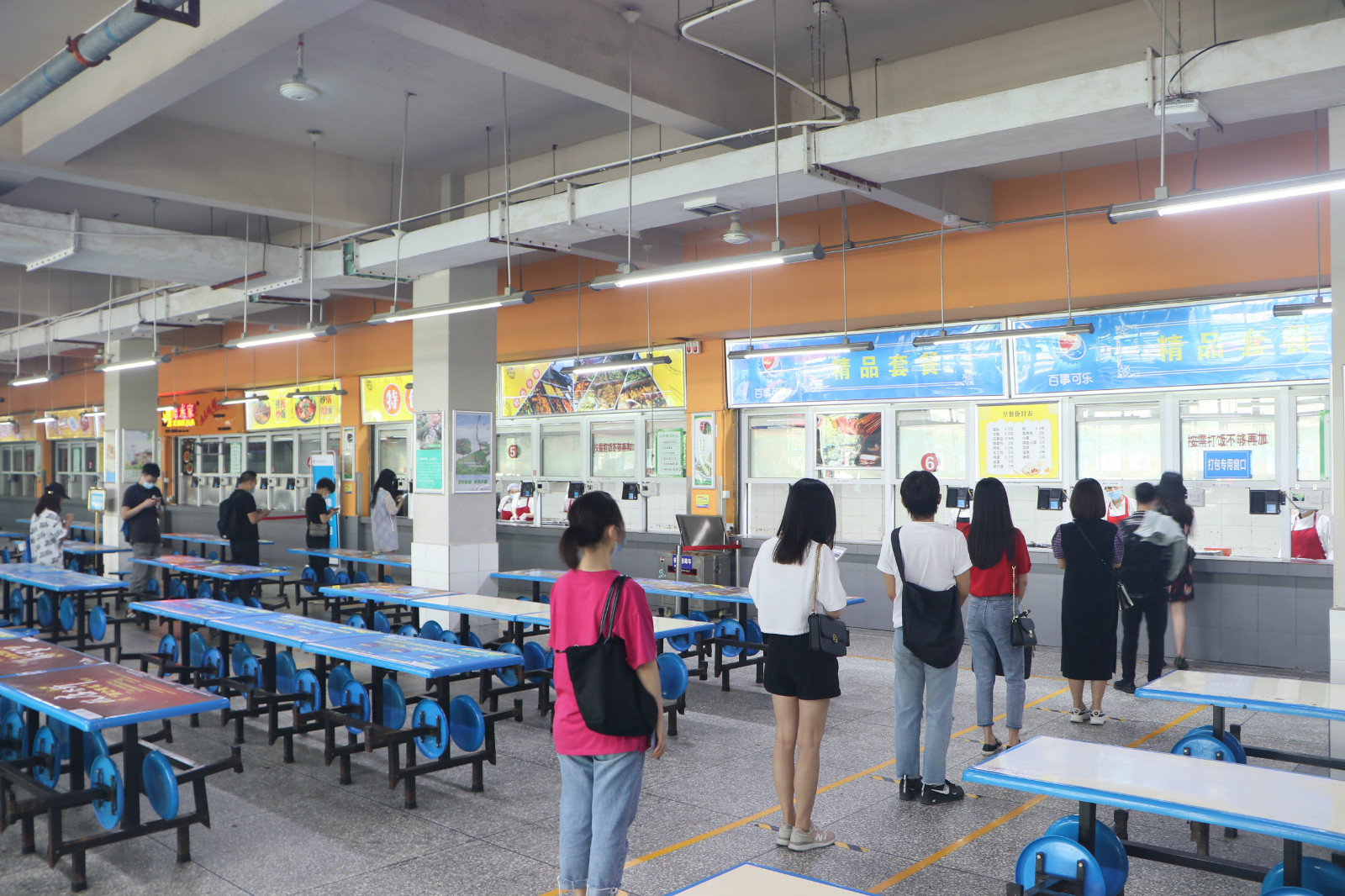 5间隔1米排队取餐_meitu_18.jpg
