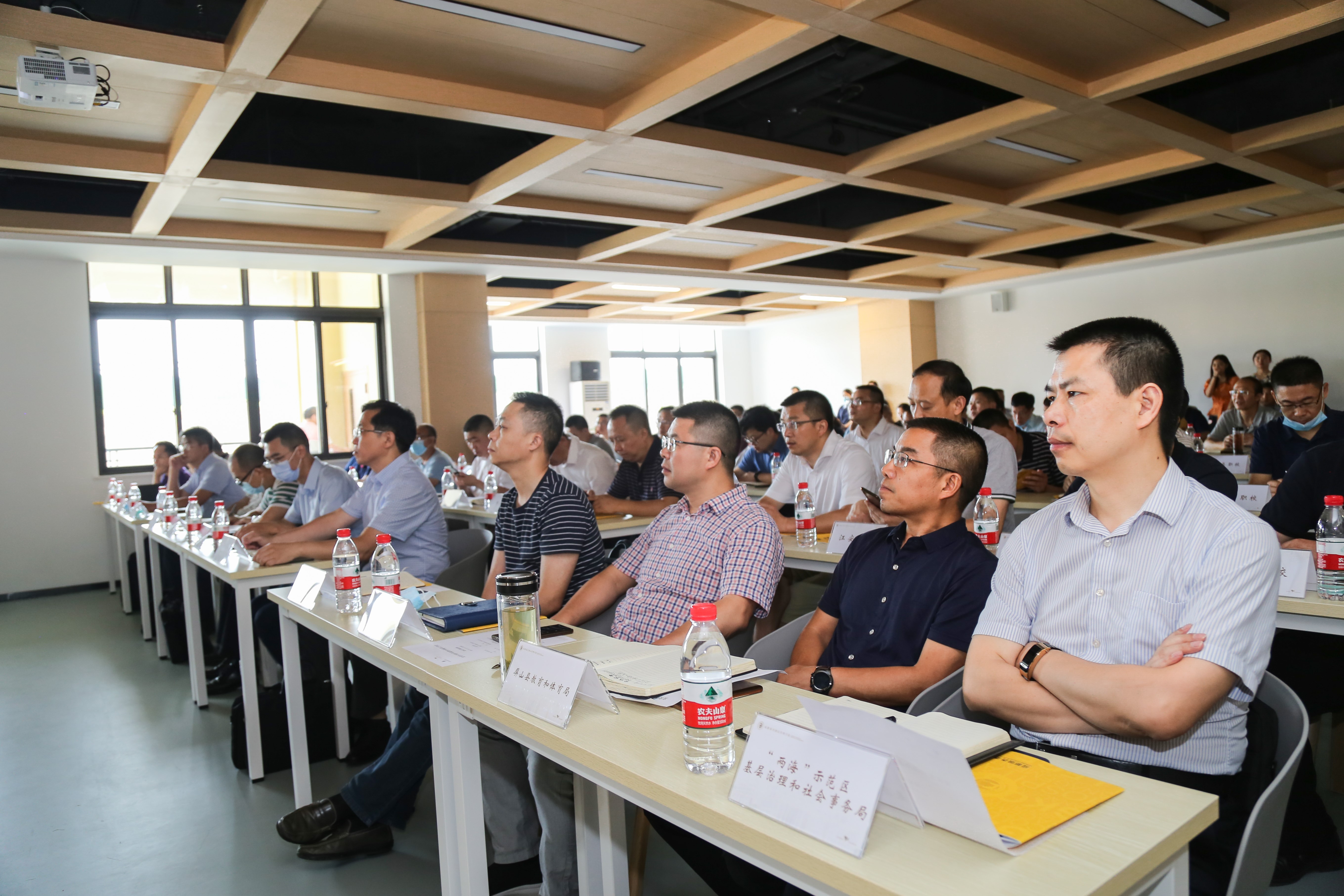 会议现场.jpg